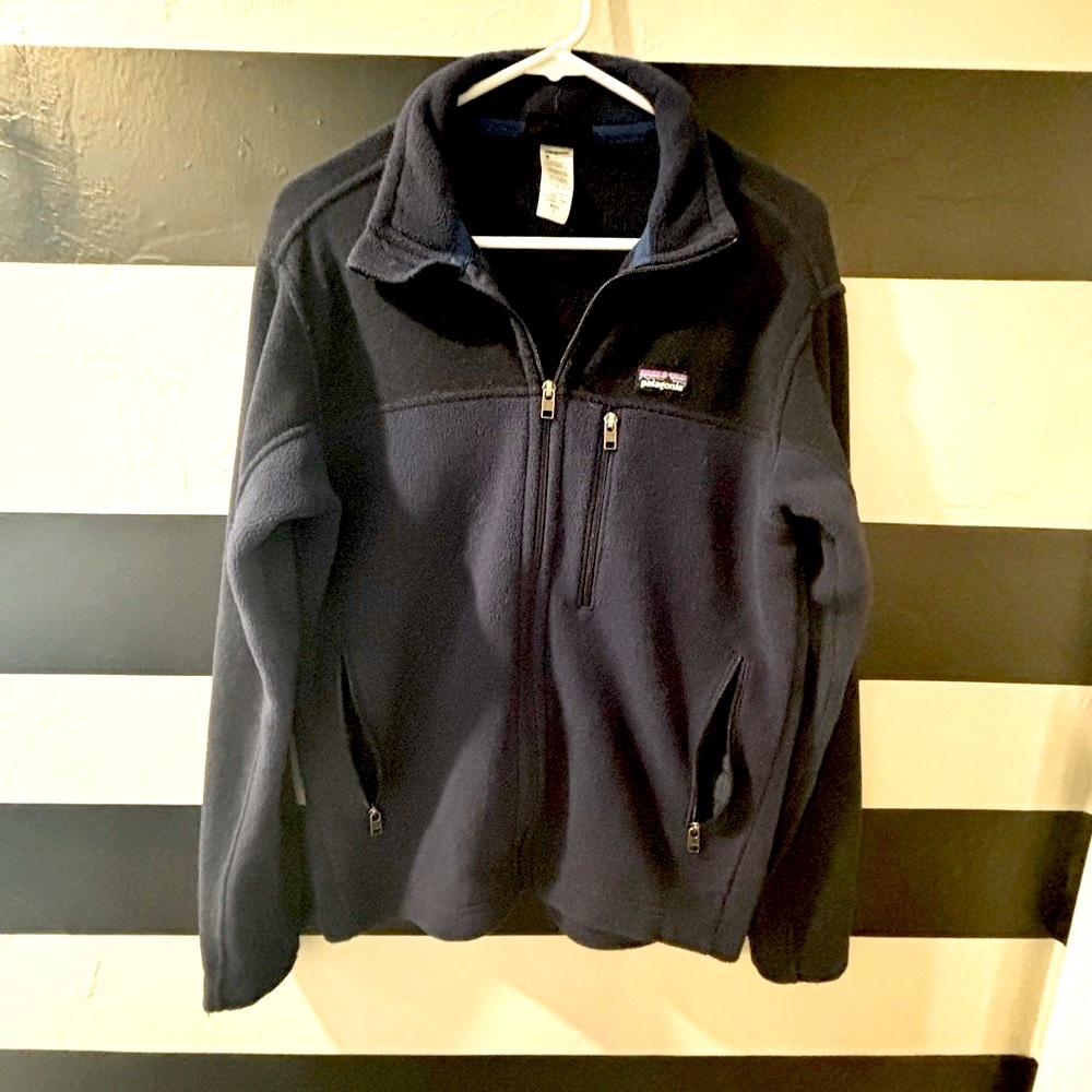 -PATAGONIA Light weight but warm jacket! 3 pockets available zip front!